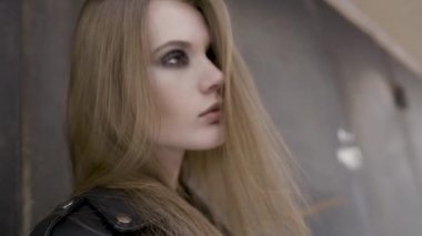 Sokakta poz veren genç ve güzel modaya uygun bir kızın yakın çekim portresi. Eylem. Kadın moda konsepti