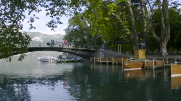 Un río con un puente en el Parque de Europa. Acción. Hermosa vista del pavimento en el Parque con barcos y personas en el verano — Vídeos de Stock