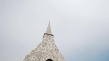 Gri bulutlu gökyüzüne karşı hapishane kafesi ile açık tuğla kubbe yakın çekim görünümü. Eylem. Avrupa'da inşa edilmiş eski kilise