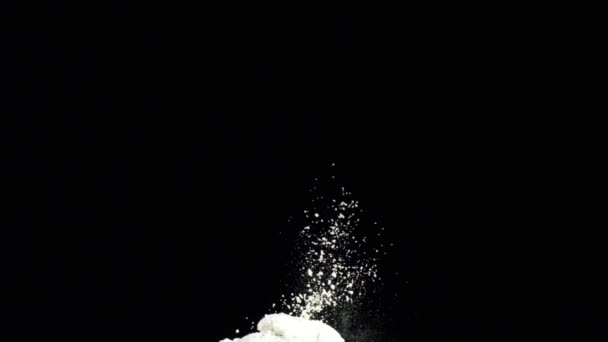 Κοντινή όψη των λευκών νιφάδες σκόνης που πετούν στο μαύρο φόντο. Υλικό από μετοχές. Αντίθεση του λευκού και του μαύρου — Αρχείο Βίντεο