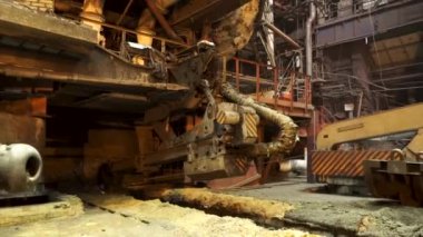 Fabrikada yüksek sıcaklık yangın ile metal döküm süreci, ağır sanayi kavramı. Stok görüntüleri. Metal eritme tesisi, endüstriyel ekipman sıcak dükkan.