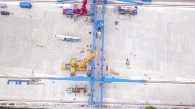 Büyük çaplı metal boruların depolanması için açık depo. Klip. Bölgeye bir vinç kurulur.