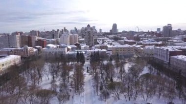 Kışın büyük Rus şehrinin en iyi görünümü. Klip. Kış mevsimi. Havadan görünüm. Karelia Cumhuriyeti, Rusya'nın kuzeyinde