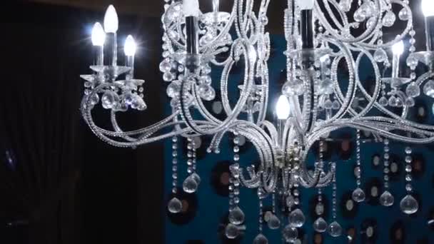 Vintage chandelier. Clip. Close up on crystal of contemporary chandelier, is a branched ornamental light fixture designed to be mounted on ceilings or walls — Stock Video