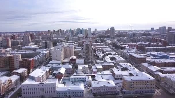 Vista superior de la gran ciudad rusa en invierno. Clip. Temporada de invierno. Vista aérea. República de Karelia, norte de Rusia — Vídeo de stock