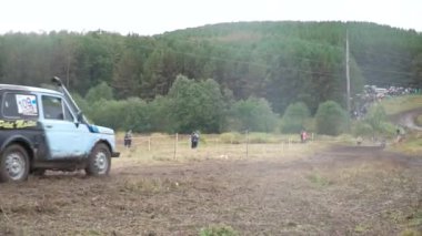 Moskova, Rusya - Eylül 2018: Rus off-road araba Lada Niva 4x4 sahada sürüş. Klip. Rus off-road yarışı. Arabalar yıllık off-road yarışlarına katılıyor