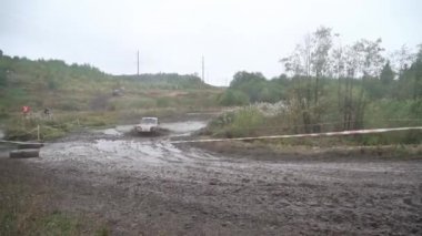 Moskova, Rusya - Eylül 2018: Rus off-road araba Lada Niva 4x4 sahada sürüş. Klip. Rus off-road yarışı. Arabalar yıllık off-road yarışlarına katılıyor