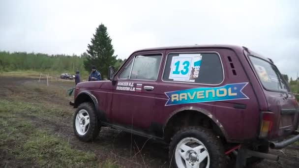 Moscú, Rusia - septiembre de 2018: Los coches comienzan desde el principio en las competiciones off-road. Clip. Carreras en el todoterreno ruso. Deportes para hombre — Vídeos de Stock