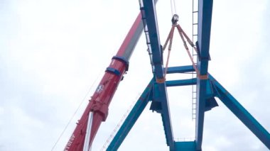 Moskova, Rusya - Eylül 2018: Gantry vinç montajı. Klip. Vinç yapımı ve montajı atmosferi. Gantry vinç tesisatının montajı