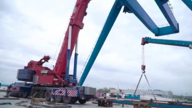 Moskova, Rusya - Eylül 2018: Gantry vinç montajı. Klip. Vinç yapımı ve montajı atmosferi. Gantry vinç tesisatının montajı