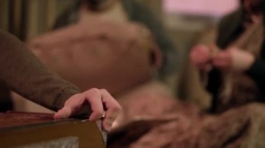 Akordeon enstrümanı çalan ellerin yakın çekim detayı. Klip. Düğmeleri ile akordeon oynayan parmakların detayı. Klasik akordeon closeup çalma