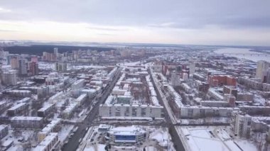Şehrin havadan kar kaplı. Klip. Karla kaplı Rus şehrinin en iyi görünümü