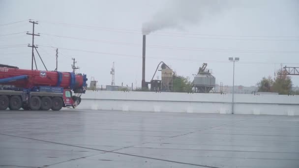 Moskva, Ryssland-september 2018: kran maskin på byggarbetsplatsen för installation. Klipp. Industrial Plant. — Stockvideo
