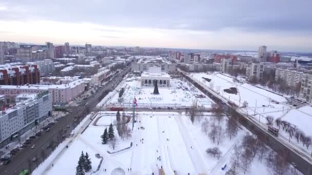 Антена міста покрита снігом. Кліп. Вид зверху засніжений російський місто — стокове відео