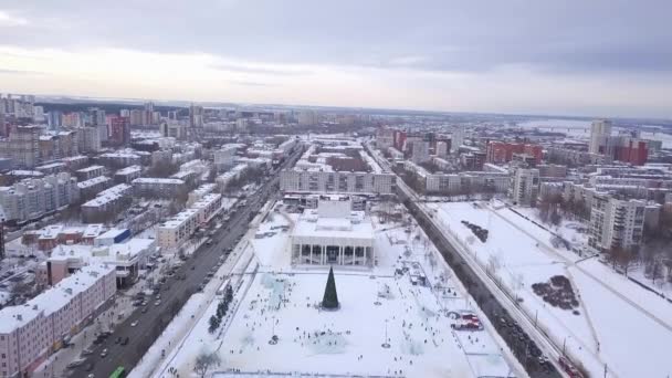 Aeriană a oraşului acoperită de zăpadă. Clip. Vedere de sus a orașului rusesc acoperit de zăpadă — Videoclip de stoc