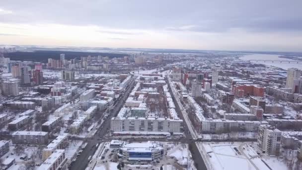 Aéreo da cidade coberto de neve. Clipe. Vista superior da cidade russa coberta de neve — Vídeo de Stock