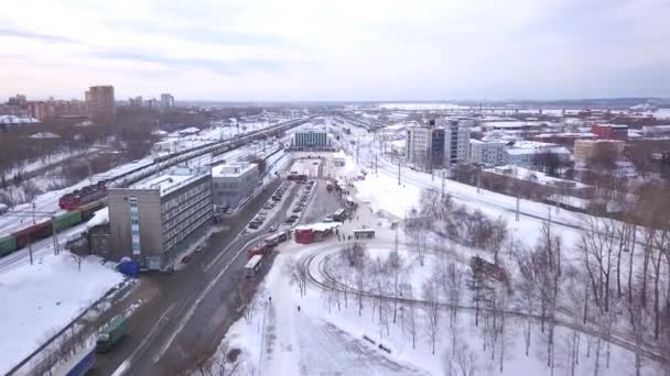 Topputsikt över järnvägsspåren i staden på vintern. Klipp. Arbetstagarna på järnvägsspåret. Utsikten från toppen. Stads järnvägs bakgrund — Stockvideo