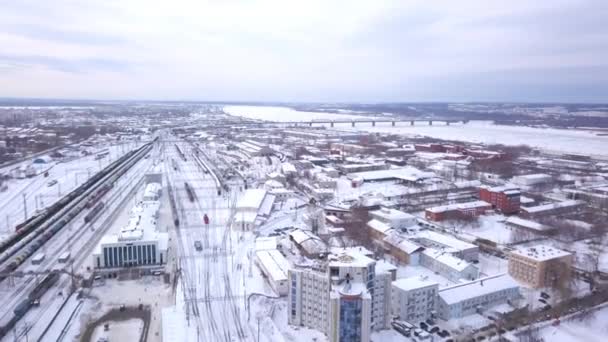 Topputsikt över järnvägsspåren i staden på vintern. Klipp. Arbetstagarna på järnvägsspåret. Utsikten från toppen. Stads järnvägs bakgrund — Stockvideo