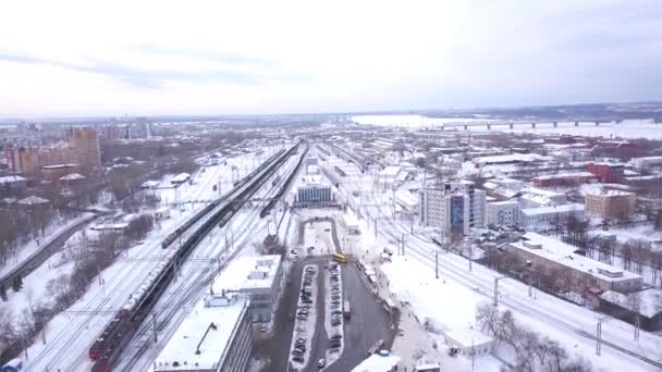 Top uitzicht op de spoorwegen in de stad in de winter. Clip. Werknemers op het spoor. Het uitzicht vanaf de top. Urban Railway achtergrond — Stockvideo