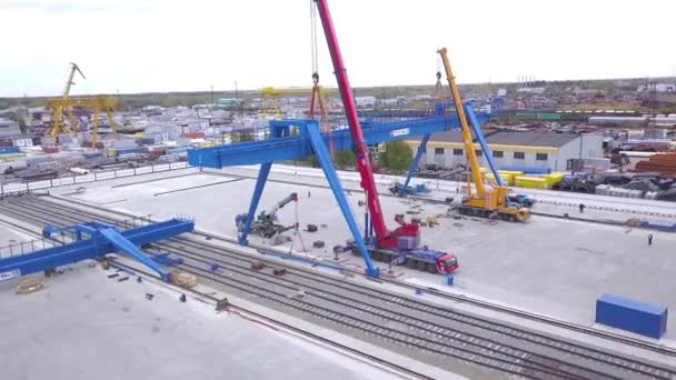 Top uitzicht op het industriële complex in de stad. Clip. Industriële ontwikkeling in het land — Stockvideo