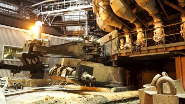 Çelik fabrikasında sıcak çelik üretim süreci, ağır sanayi konsepti. Stok görüntüleri. Fabrikada metal boru üretimi için fabrika.