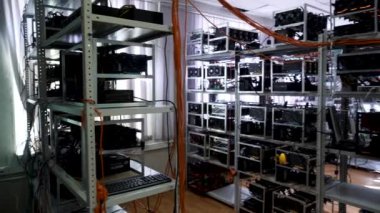 Kripto para ekipmanları, madencilik para elektronik çiftlik, finans kavramı. Stok görüntüleri. Çalışan bilgisayar donanımları ile Bitcoin çiftliği.