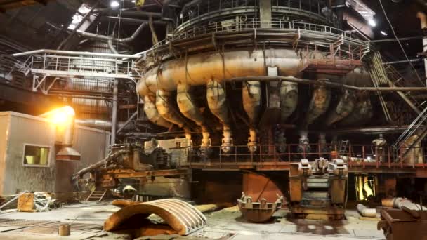 Gros plan pour une production d'acier dans les fours électriques, concept d'industrie lourde. Images d'archives. Le four de fusion pendant le processus de travail, équipement industriel . — Video