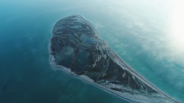 화창한 날에 바다 한가운데에 큰 호수가있는 고립 된 얼굴 모양의 섬의 위에서 놀라운 전망. 총. 바다에 있는 외로운 섬 — 비디오