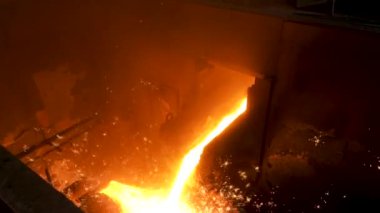 Dökümhanede döküm için kepçe dökülen erimiş metal için yakın. Stok görüntüleri. Bir fabrikanın sıcak dükkanında metal döküm eritme, metalürjik üretim.