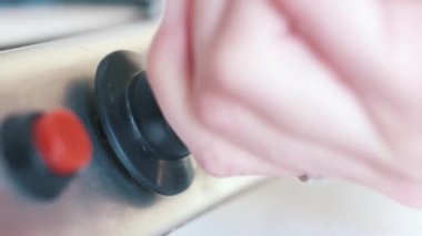 Bir mutfak gaz sobası gaz kapatan güzel halka ile genç kadın el yakın çekim. Eylem. Yemek hazırlama