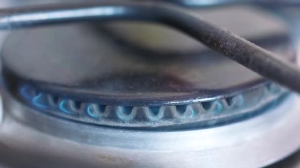 Close-up de pequena chama azul de gás em um fogão a gás. Acção. Preparação da refeição — Vídeo de Stock
