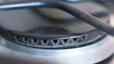 Gaz sobası üzerinde gaz küçük mavi alev yakın çekim. Eylem. Yemek hazırlama