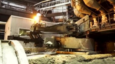 Modern makine, endüstriyel peyzaj ile metalurji tesisi Sıcak dükkanı. Stok görüntüleri. Fabrikada erimiş metal üretimi, ağır sanayi konsepti.