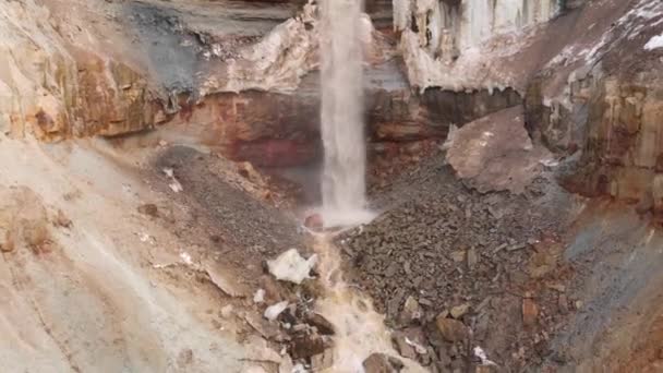 Повітря для скелястого кар'єру з брудним потоком води падає вниз і старим сміттям на землі, забрудненим навколишнім середовищем, екологічною концепцією. Запас. Смітник викинутий на кам'янисту поверхню кар'єру . — стокове відео