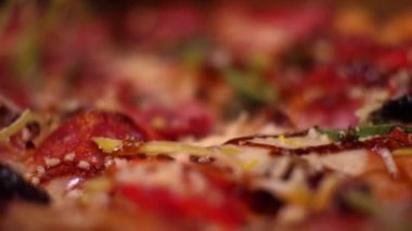 Salam, mozzarella peyniri, pastırma, domates sosu ve biber ile taze lezzetli İtalyan pizza yakın çekim. Çerçeve. Geleneksel İtalyan Yemekleri