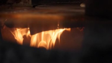 Pizza fırınının yansımasında yanan odunların yakın çekim. Çerçeve. İtalyan pizzacı ve Geleneksel Pizza fırın