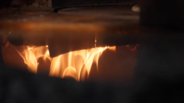 Gros plan sur la combustion du bois dans le reflet du four à pizza. Cadre. Pizzeria italienne et four à pizza traditionnel 