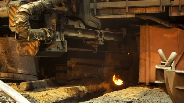 Werkmachine bij metallurgische fabriek, gesmolten staalproductie. Voorraadbeelden. Warm staal op transportband in staalfabriek, concept zware industrie. — Stockfoto