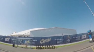 Şehirde araba penceresinden görünümü, mavi gökyüzü arka plan üzerinde spor stadyumu, modern mimari kavramı. Sahne. Şehir boyunca yol gezisi, balıkgözü etkisi.