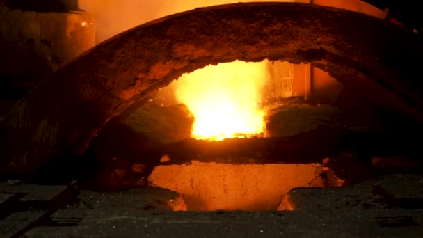 Cierre para el alto horno y el acero fundido en caliente que se vierte en el conducto, concepto de la industria pesada. Imágenes de archivo. Acero fundido que fluye del cucharón con muchos destellos y humo . — Vídeo de stock