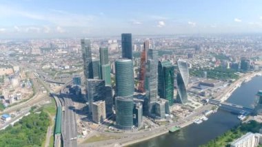 Şehrin panorama arka plan üzerinde gökdelenler ile iş merkezinin üst görünümü. Eylem. Arka plan mavi gökyüzü ve nehir üzerinde aynalı gökdelenlerin nefes kesen manzarası ile Cityscape