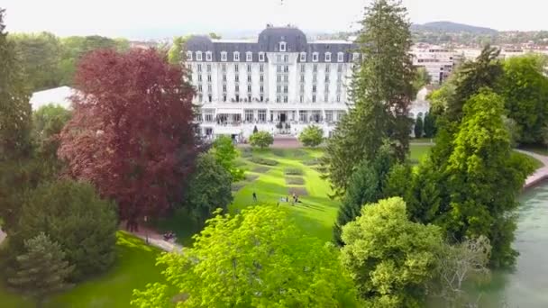 Palácio branco moderno com jardim verde. Acção. Vista superior do incrível palácio branco com fachada moderna, hasteando bandeira dinamarquesa no telhado e jardim verde de verão — Vídeo de Stock