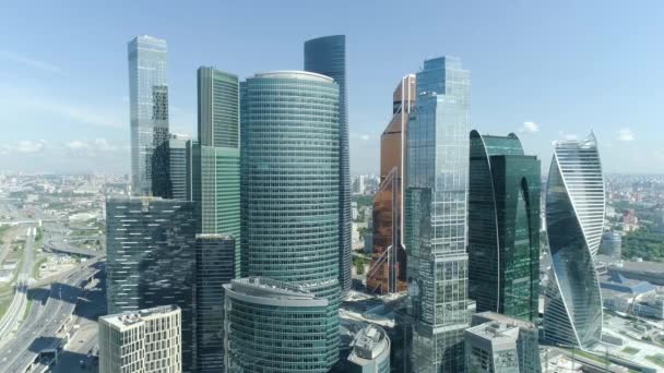 Vista superior de hermosos rascacielos de negocios de la ciudad de Moscú. Acción. Distrito de negocios en Moscú con rascacielos en el fondo del panorama de la ciudad y el cielo azul claro — Vídeos de Stock