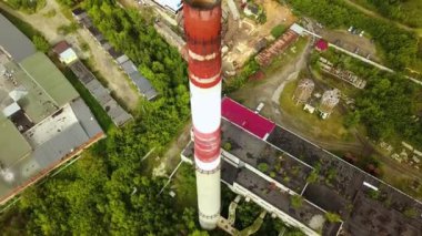 Eski üretim binaları ile endüstriyel boru üst görünümü. Eylem. Fabrikalar ve boru ile bitki ile eski banliyö sanayi alanı