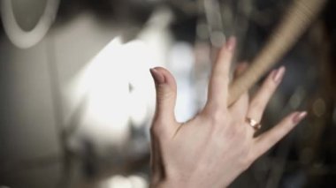 Kadın bageti tutuyor. Başla. Güzel kadın elinin yakın çekimi profesyonel olarak but büküyor. Profesyonel bayan davulcu virtüöz davul tokmağı.