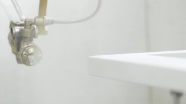 Otomatik üretimde boya ile sprey tabancası. Eylem. Fabrika üretiminde boyama parçaları ile çalışan robot el spreyi ile yakın çekim otomatik. Üretimde otomatik yüksek teknolojiler