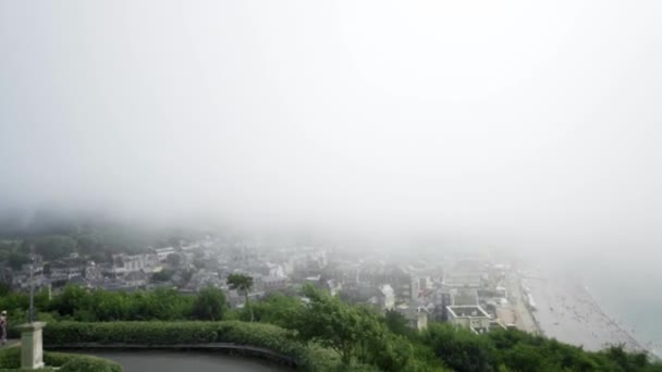 Plaj ile sisli şehrin üst görünümü. Eylem. Yaz aylarında plaj Panorama zarflı alçaltılmış yoğun bulutlar ile şehir üzerinde güzel gizemli görünümü — Stok video