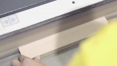 Taşlama makinesinde işçi işlemlerinin yakın çekim ahşap panoları. Eylem. Ahşap işçilik veya mobilya fabrikasında endüstriyel taşlama makinesi