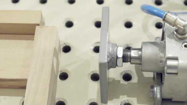 Μηχανή τύπου για ξύλινες σανίδες. Δράση. Κοντινό-up του σύγχρονου μικρού τύπου για ξύλινες μπάρες σε ξυλουργική επιχείρηση — Αρχείο Βίντεο