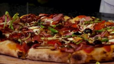 Parmesan peyniri, İtalyan gıda konsepti ile lezzetli pizza serpme eller için kapatın. Çerçeve. Şef eller taze pişmiş ev yapımı pizza peynir koyarak.
